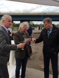 Bürgermeister Holger Schreiber, dm-Projektleiter Hans-Jürgen Becker und IPG-Geschäftsführer Rüdiger Hage (v.r.n.l.) stoßen auf den Erfolg an