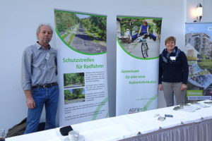 Wolfgang Schwerin (Vorsitzender der AGFK) und Sabine Jeschke (Geschäftsstelle der AGFK) auf dem Stand der AGFK Brandenburg